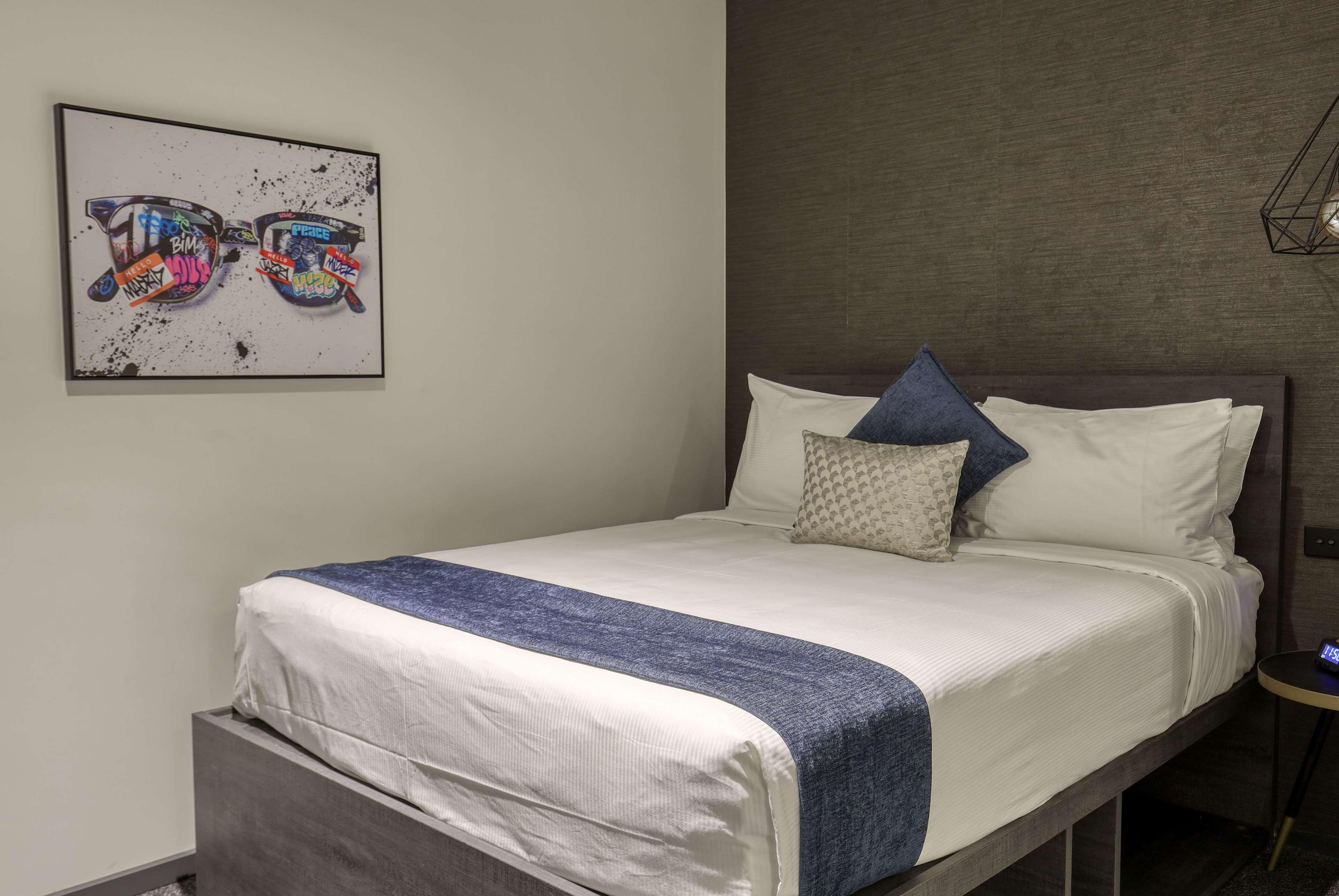 Inner, Queen Bed