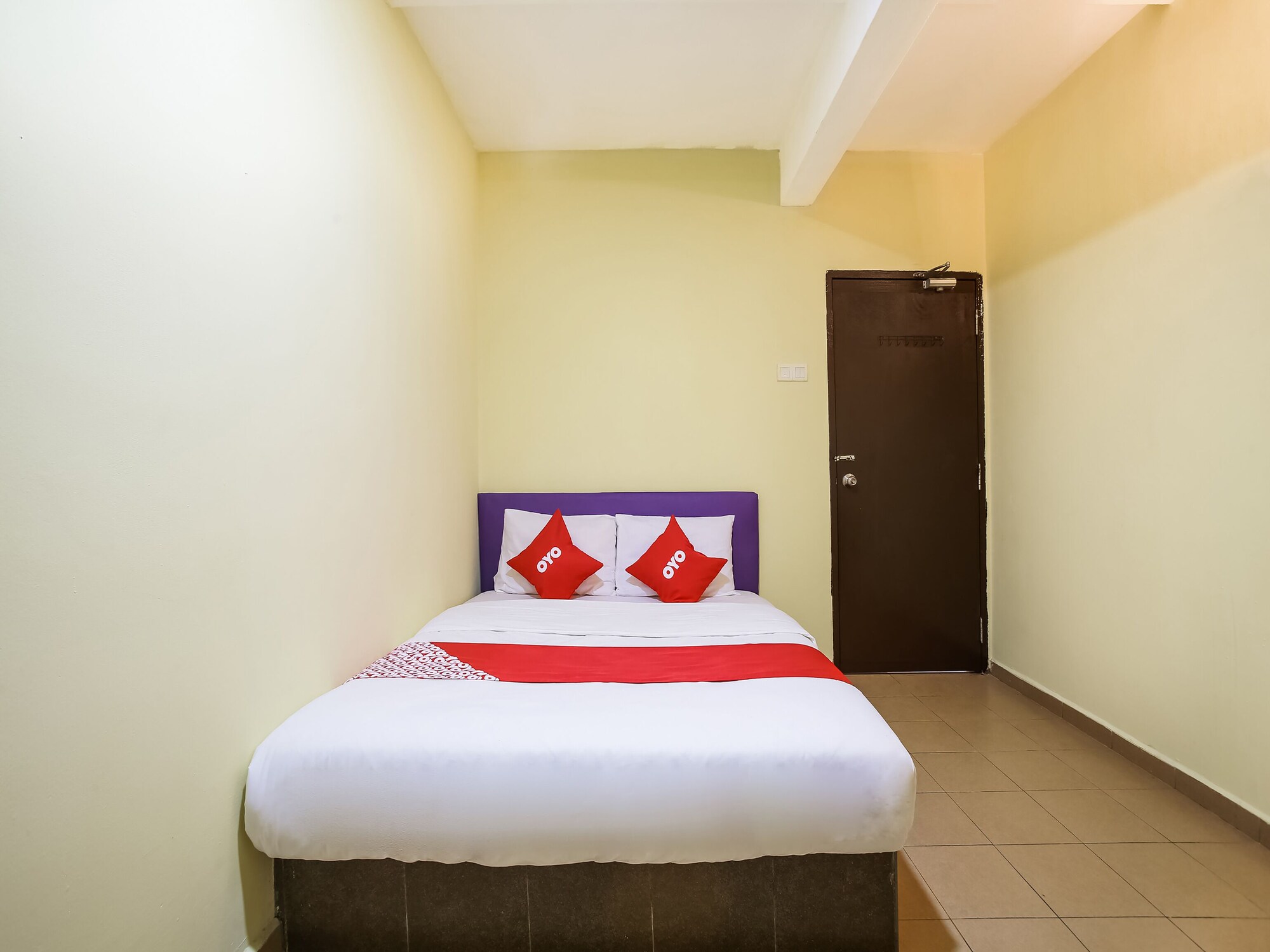 غرفة قياسية بسرير كوين