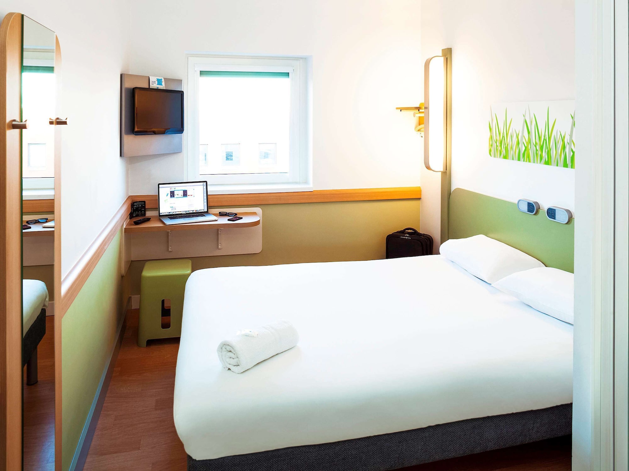 ROOM, DOUBLE BED