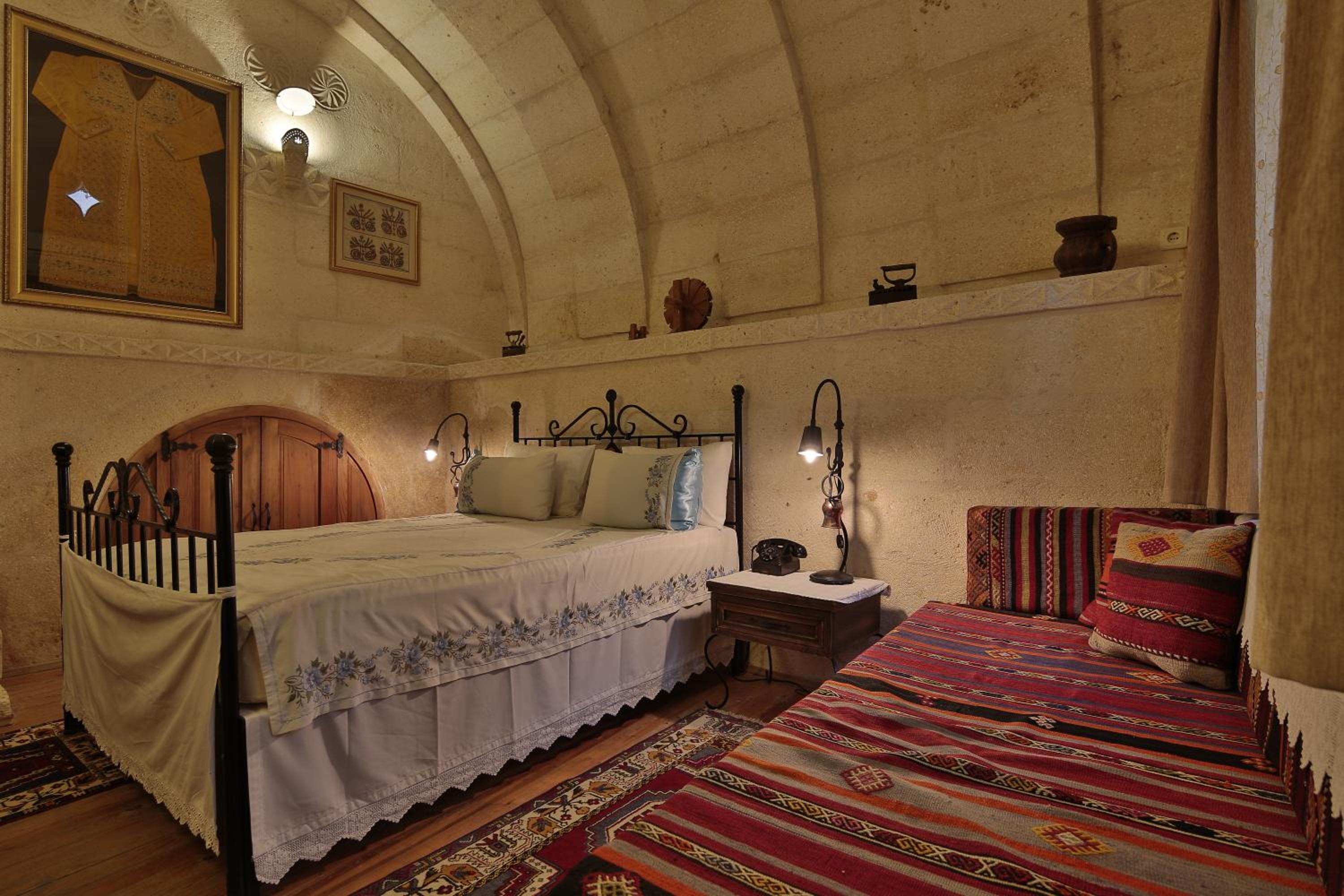 Cave, Double Bed