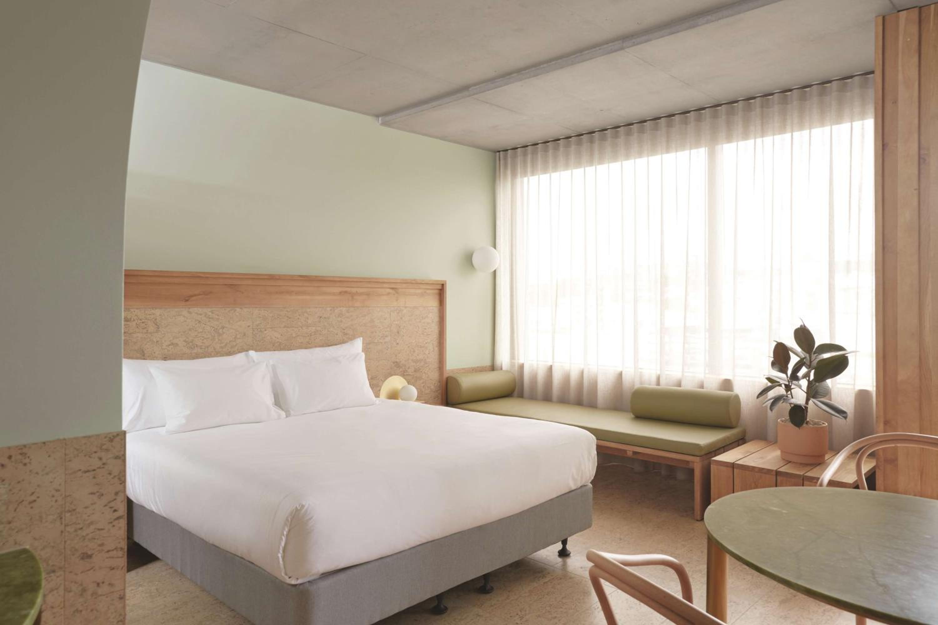 ROOM, CITY VIEW