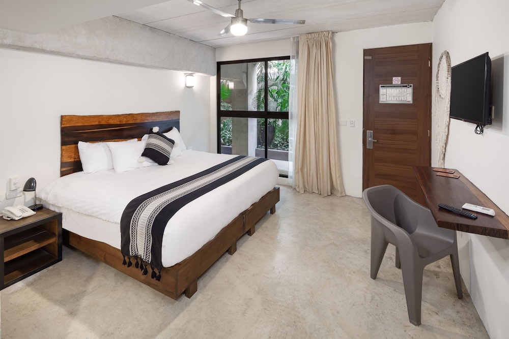 Sunday Hotel 52 at Playa del Carmen 19/50