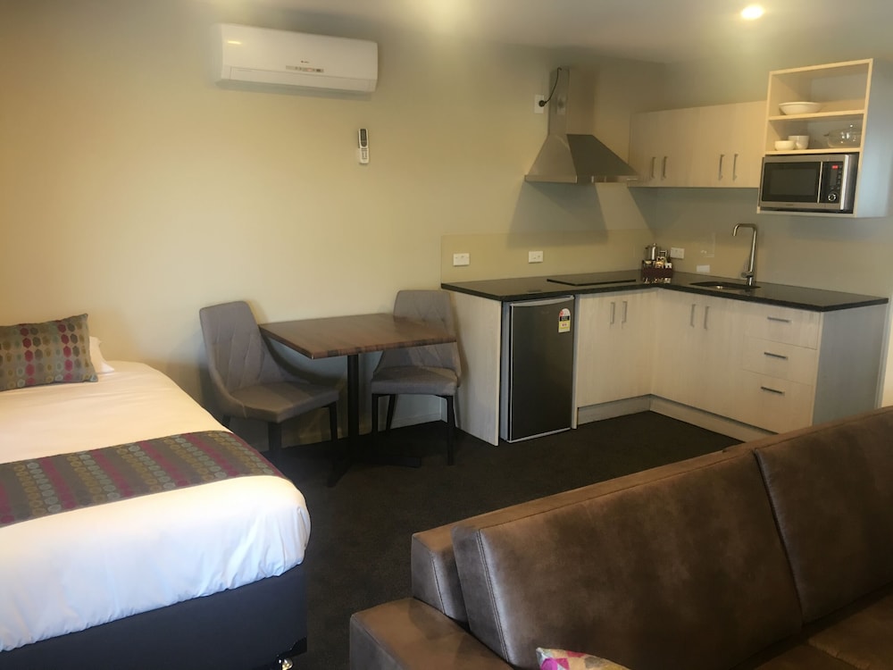 Ellerslie Palms Motel 25/68
