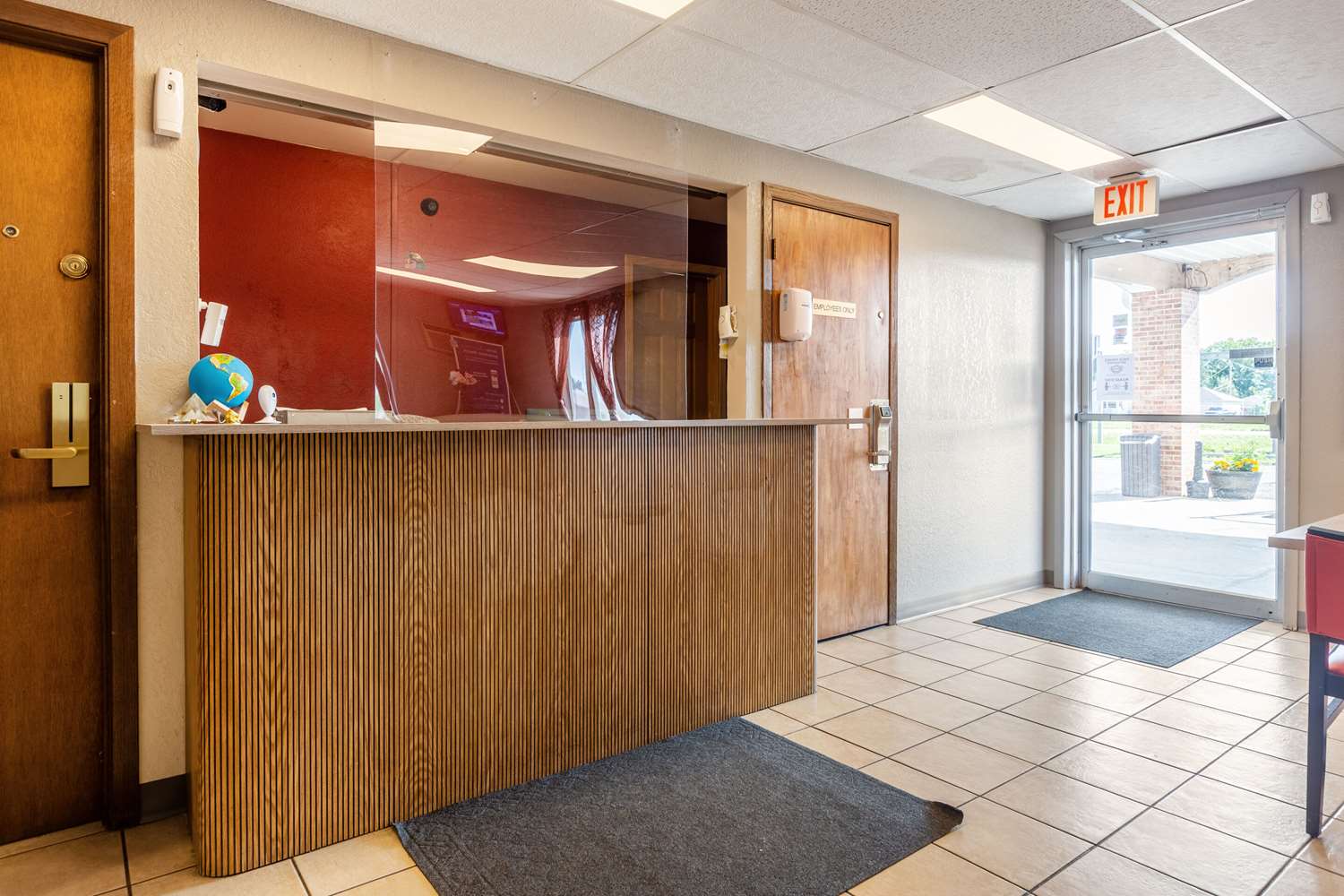 Econo Lodge Inn & Suites Escanaba North 5/14