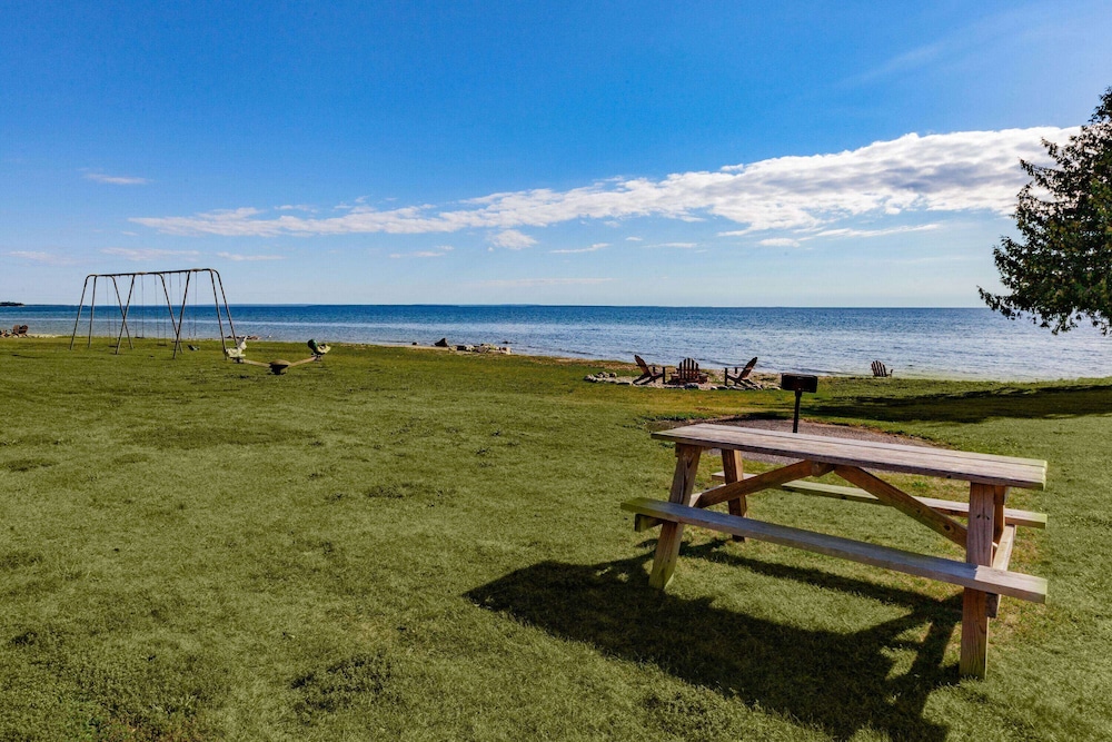 Days Inn Suites By Wyndham St Ignace Lakefront 28/50