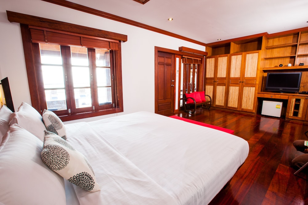 Pao Jin Poon Beach Front Villa 23/56
