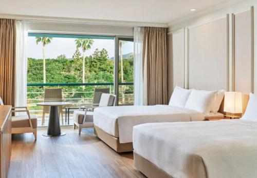 DELUXE, TWIN BEDS, WITH VIEW