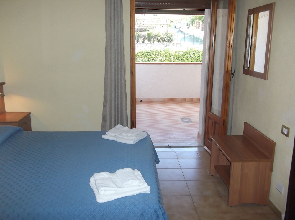 ROOM, QUADRUPLE
