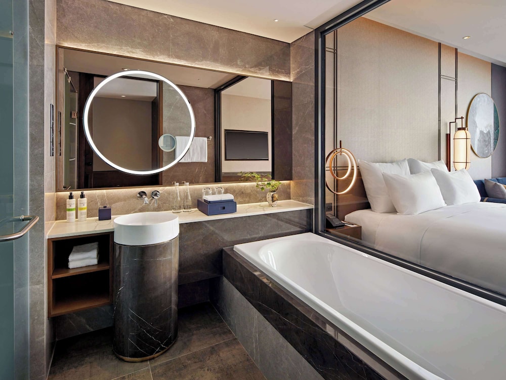 SUPERIOR, KING BED, BALCONY