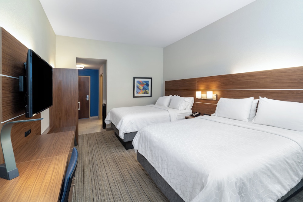 Standard, 2 Queen Beds, Extra Floor Space