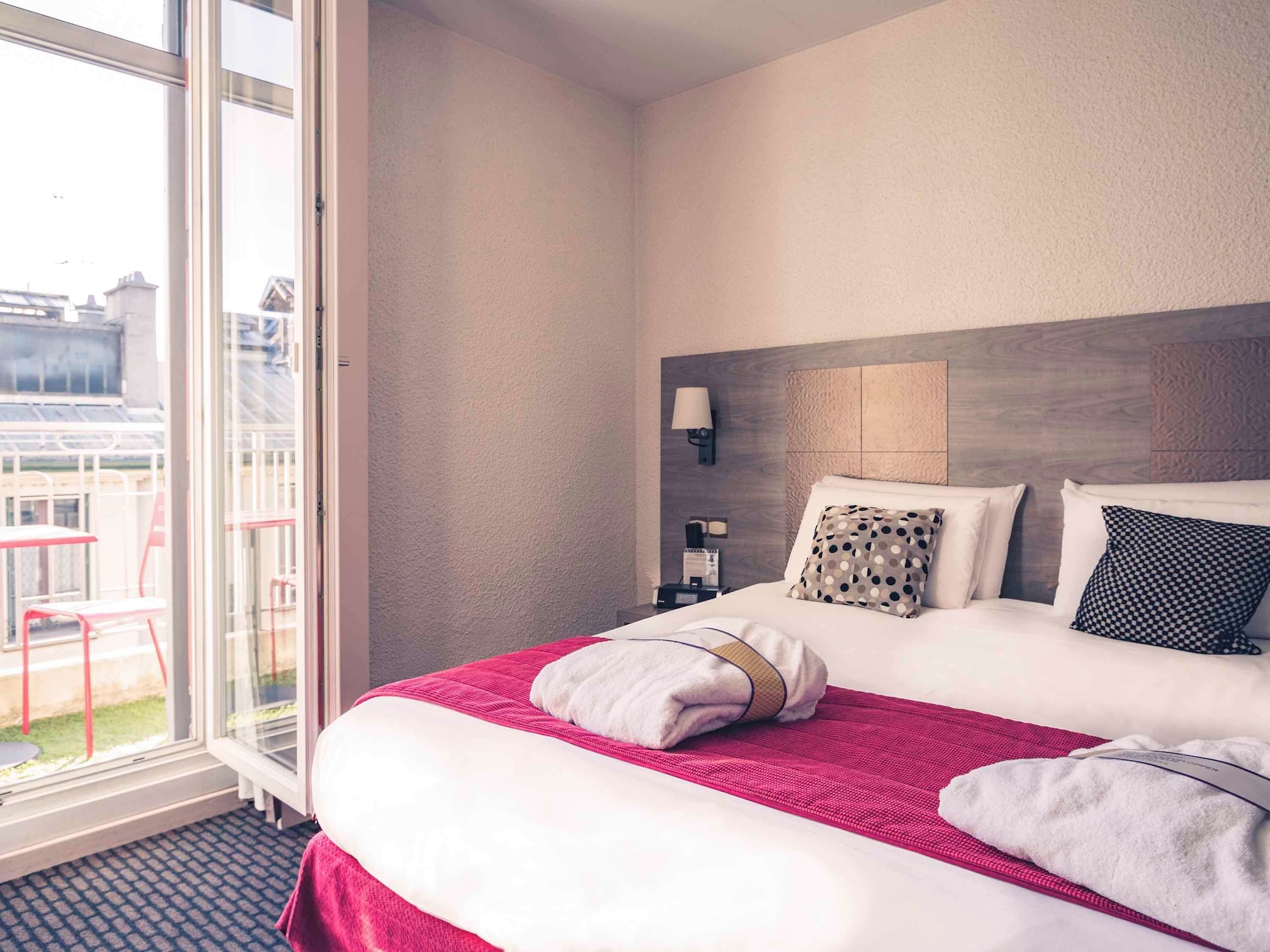 Privilege, Twin Beds