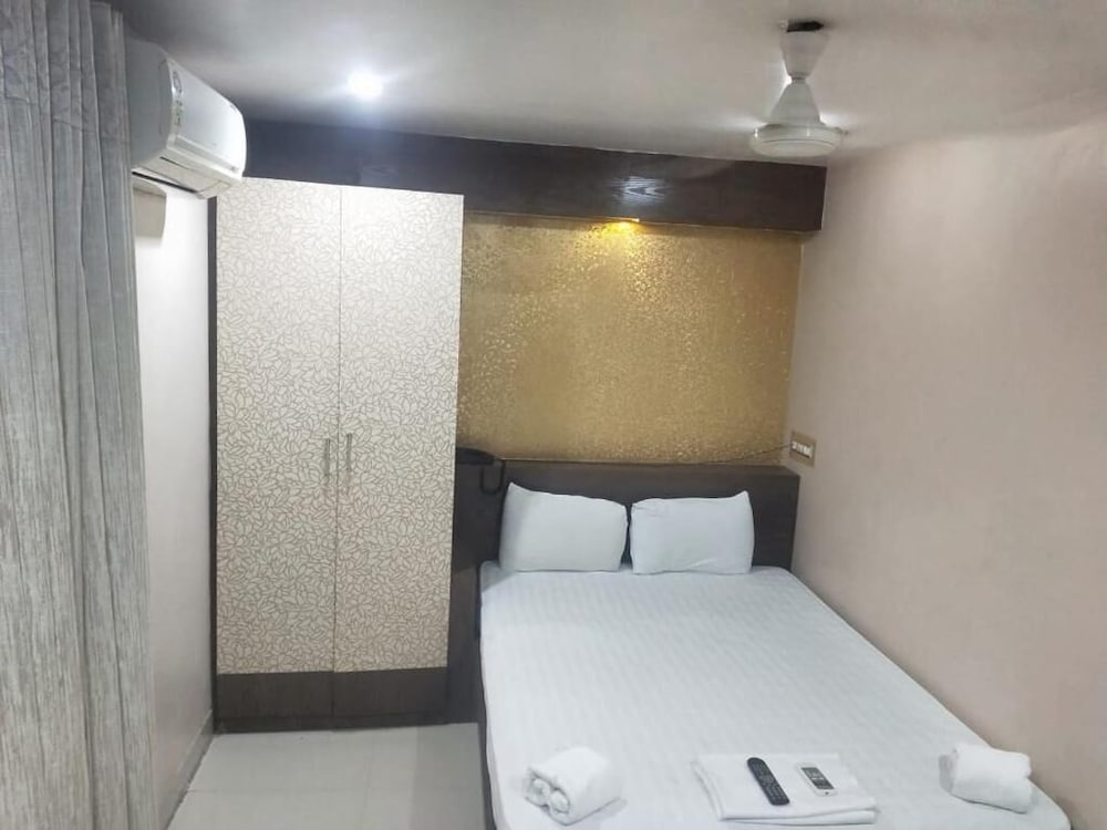 DELUXE, DOUBLE BED