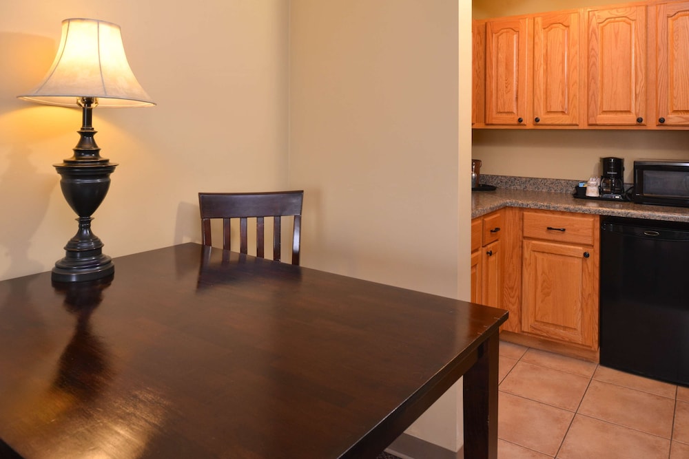 Country Hearth Inn & Suites Edwardsville St. Louis 42/51