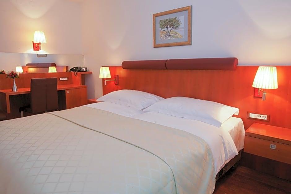 Hotel Croatia 11/25