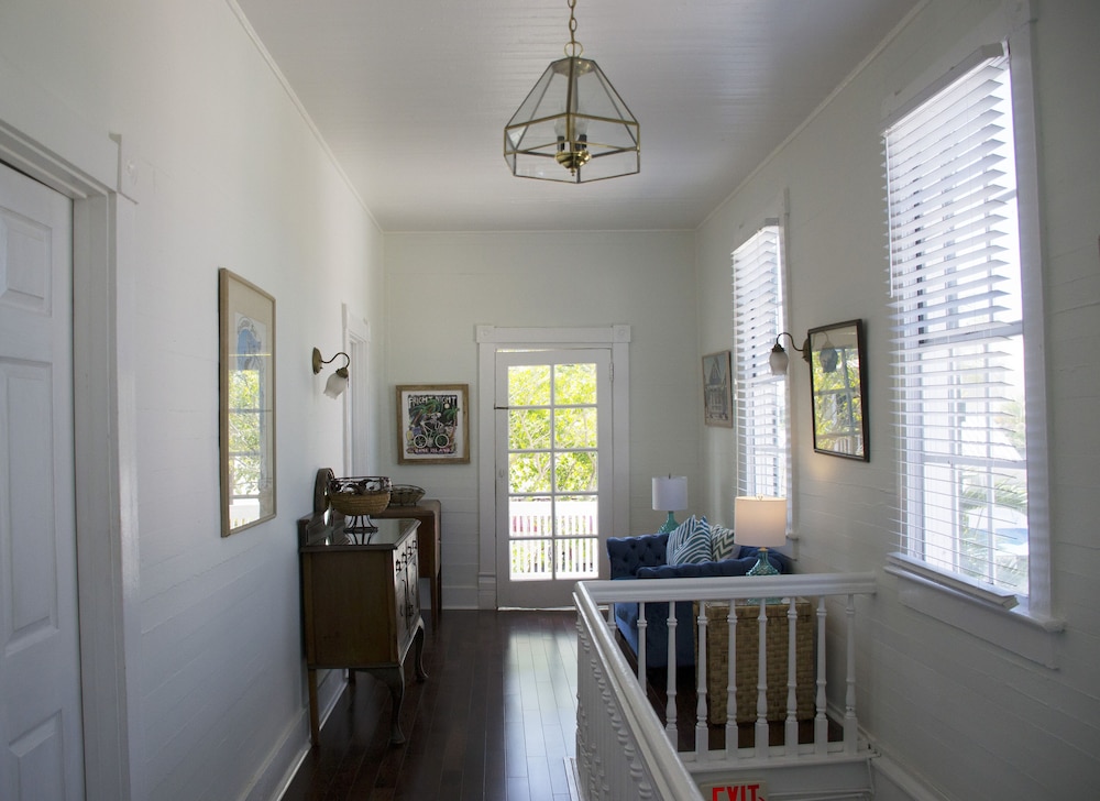 Duval House 3/50
