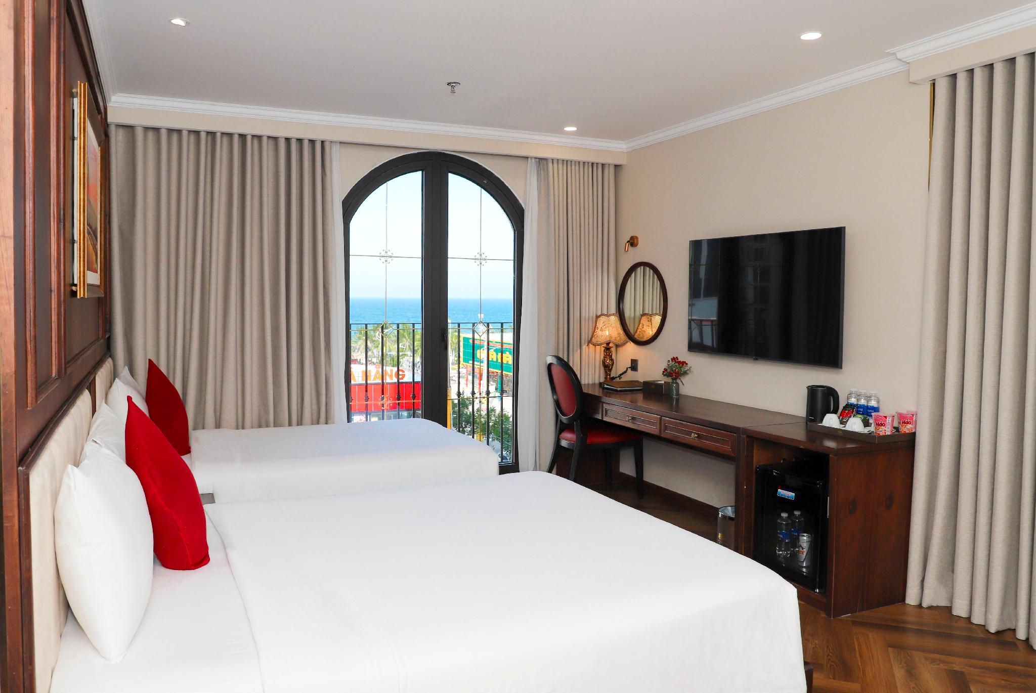Room, Triple, Partial Sea View, Bathtub