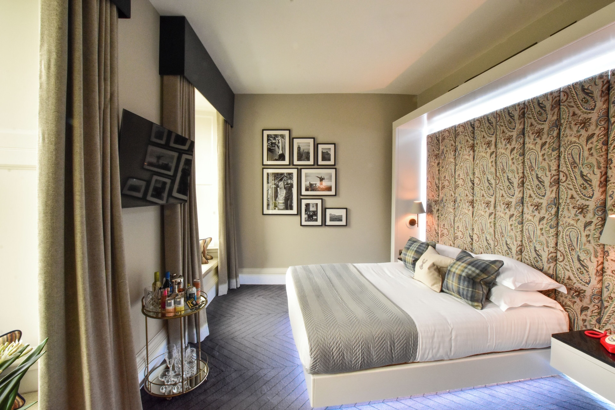ROOM, DOUBLE BED