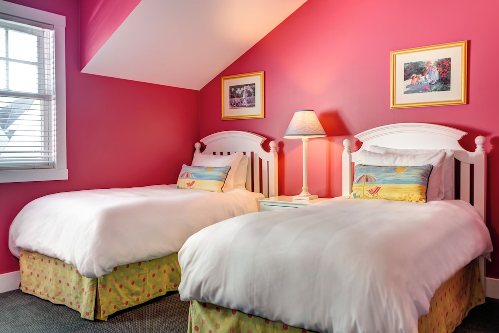 3 Bedrooms, Tree, Cottage, Twin Beds, King and Queen Bed, Sofa