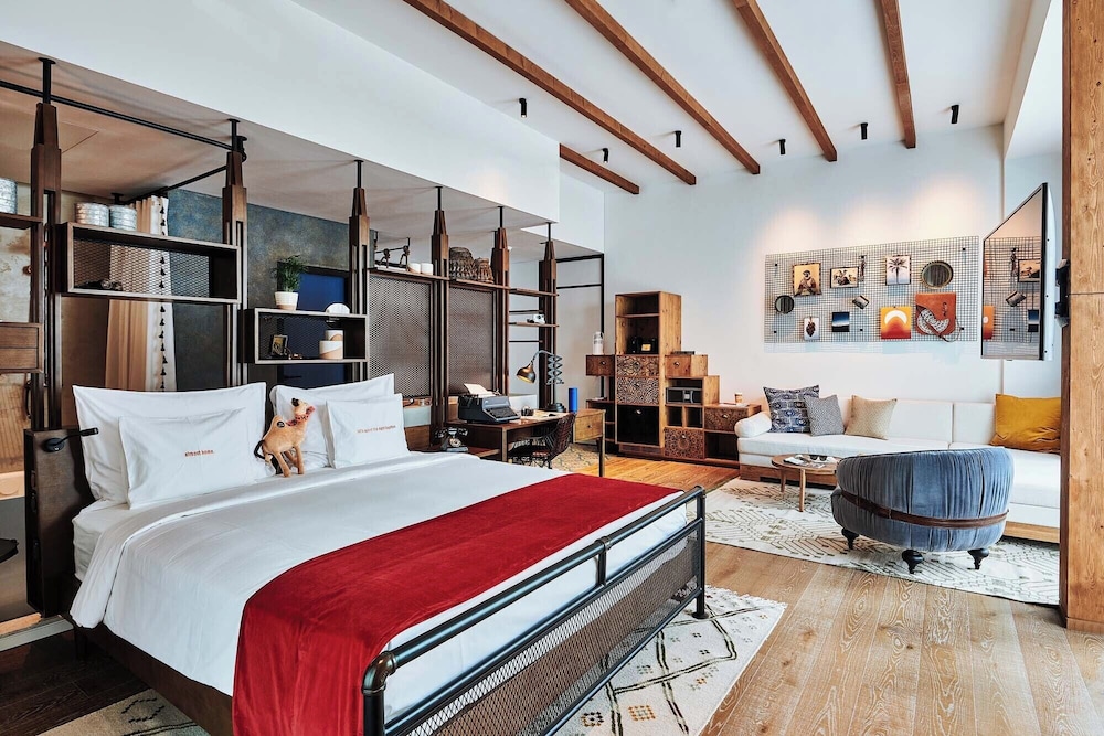 Suite, King Bed, Museum View