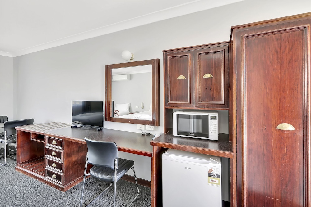 Bushmans Motor Inn 34/37