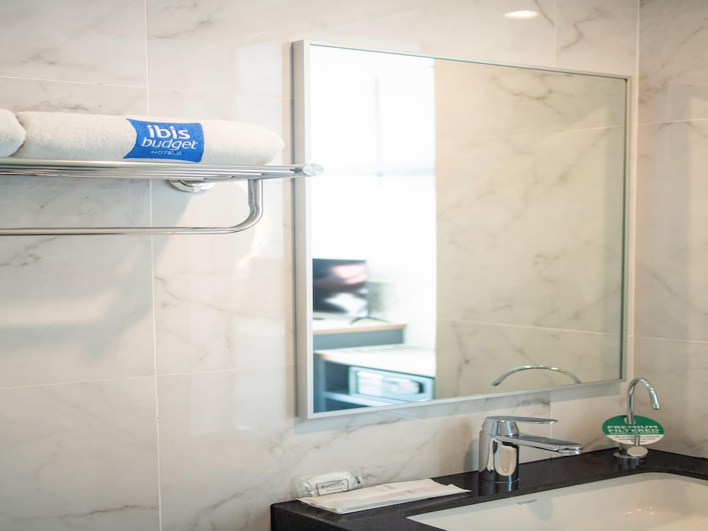 غرفة ديلوكس بسرير مزدوج وسريرين منفصلين، Ibis budget Singapore Gold 5/5