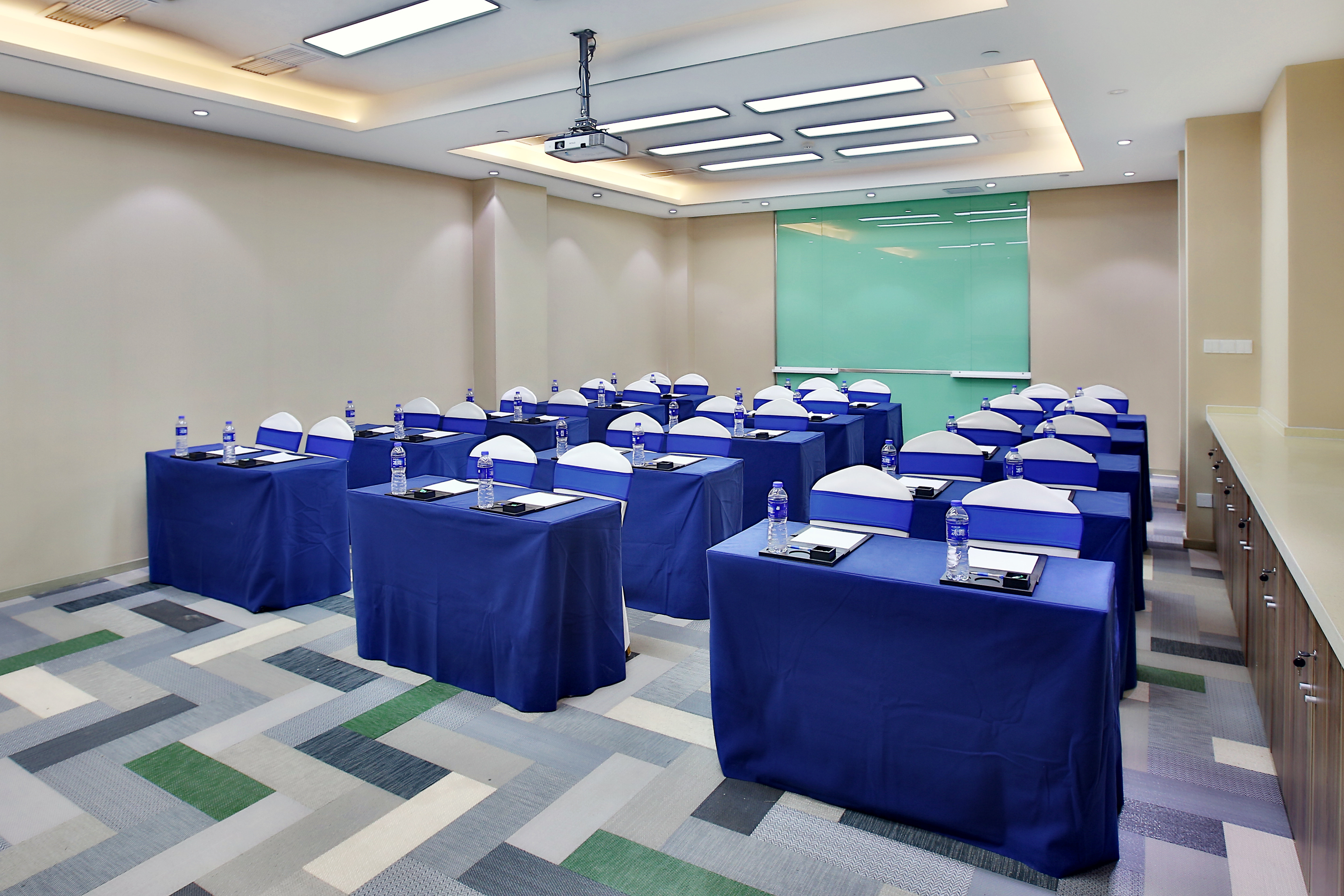 HOLIDAY INN EXPRESS LANGFANG PARK VIEW 60/65
