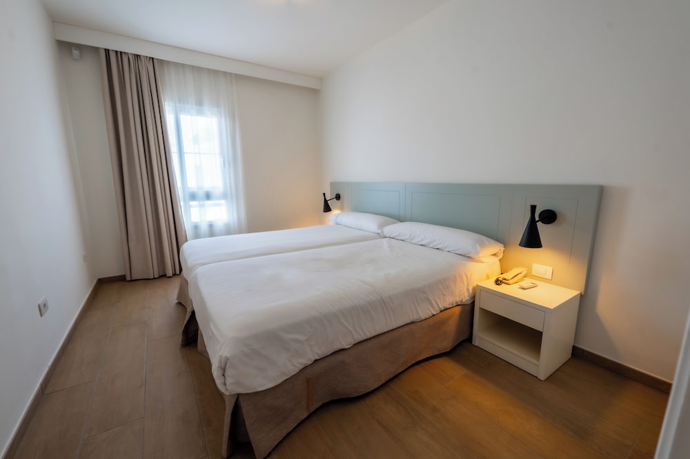 2 Bedrooms, Gold