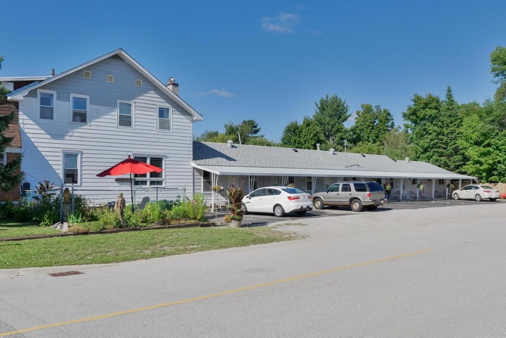 Oakwood Motel 3/56