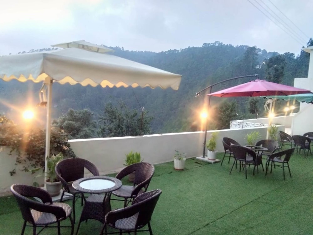 Hotel Kausani Retreat 40/48