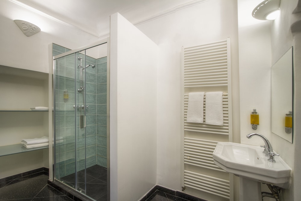Black Star Suites 39/44