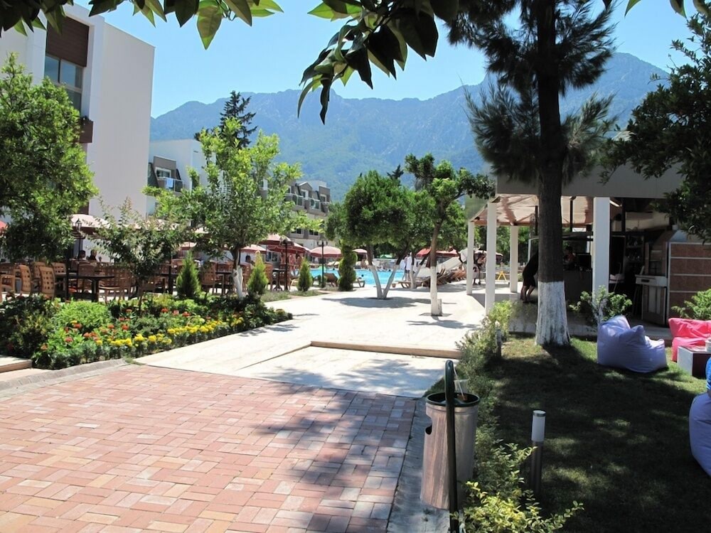 Batont Garden Resort Hotel 39/43