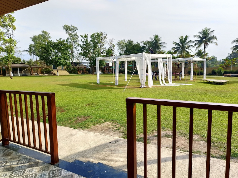 Paramount Riverfront Resort and Spa 40/50