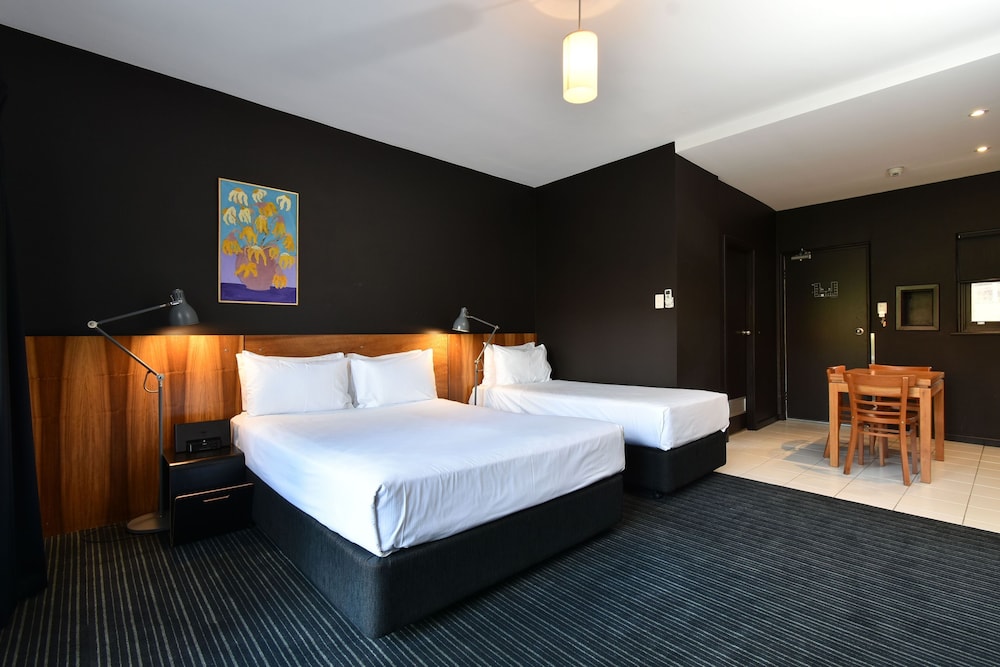 STUDIO, TWIN BEDS