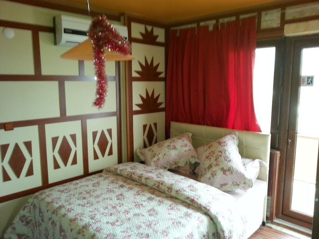 ROOM, SINGLE, DOUBLE BED