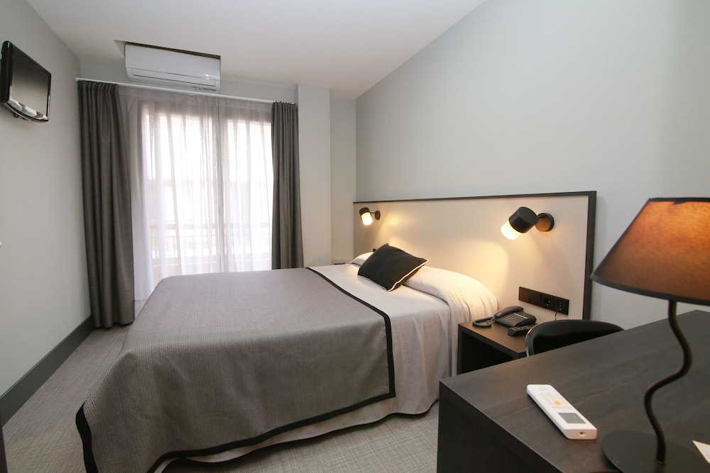 ROOM, DOUBLE BED