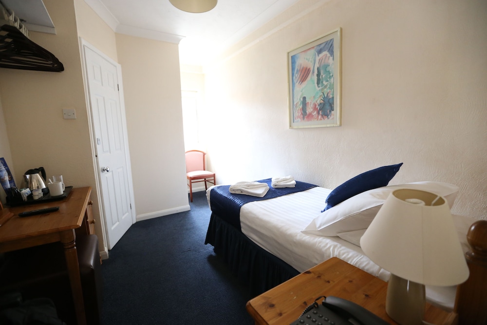 The Corner House Hotel Guest House 24/45