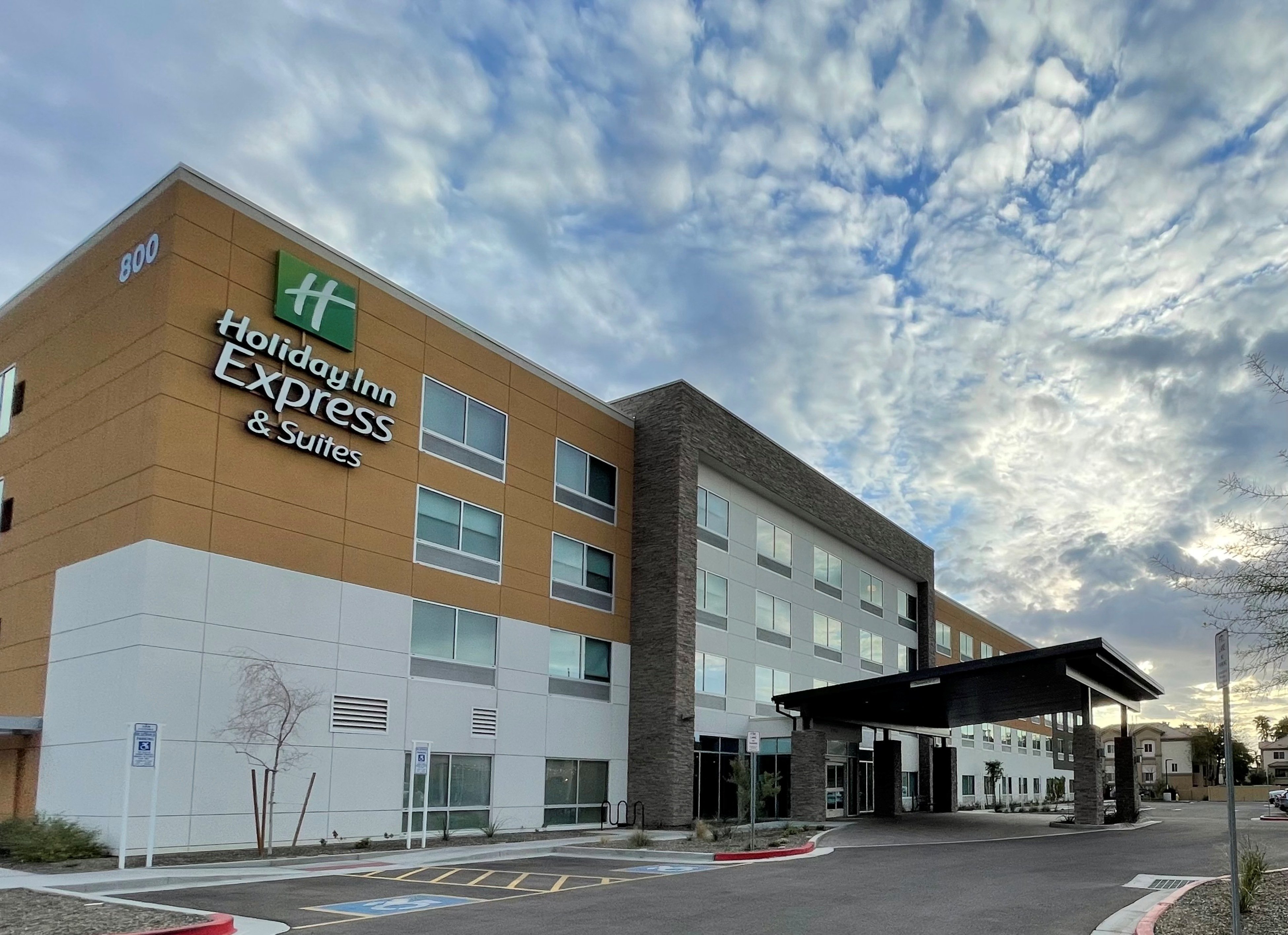 Holiday Inn Express & Suites Phoenix - Airport North 57/71