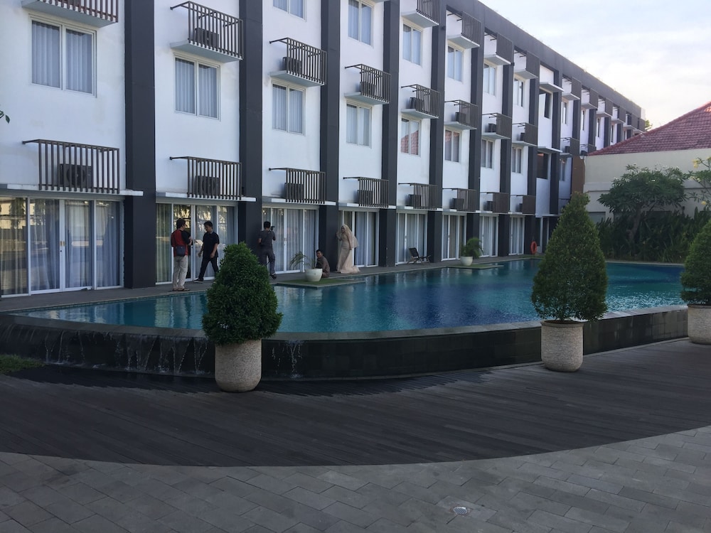 Front One Akshaya Hotel Karawang 4/61