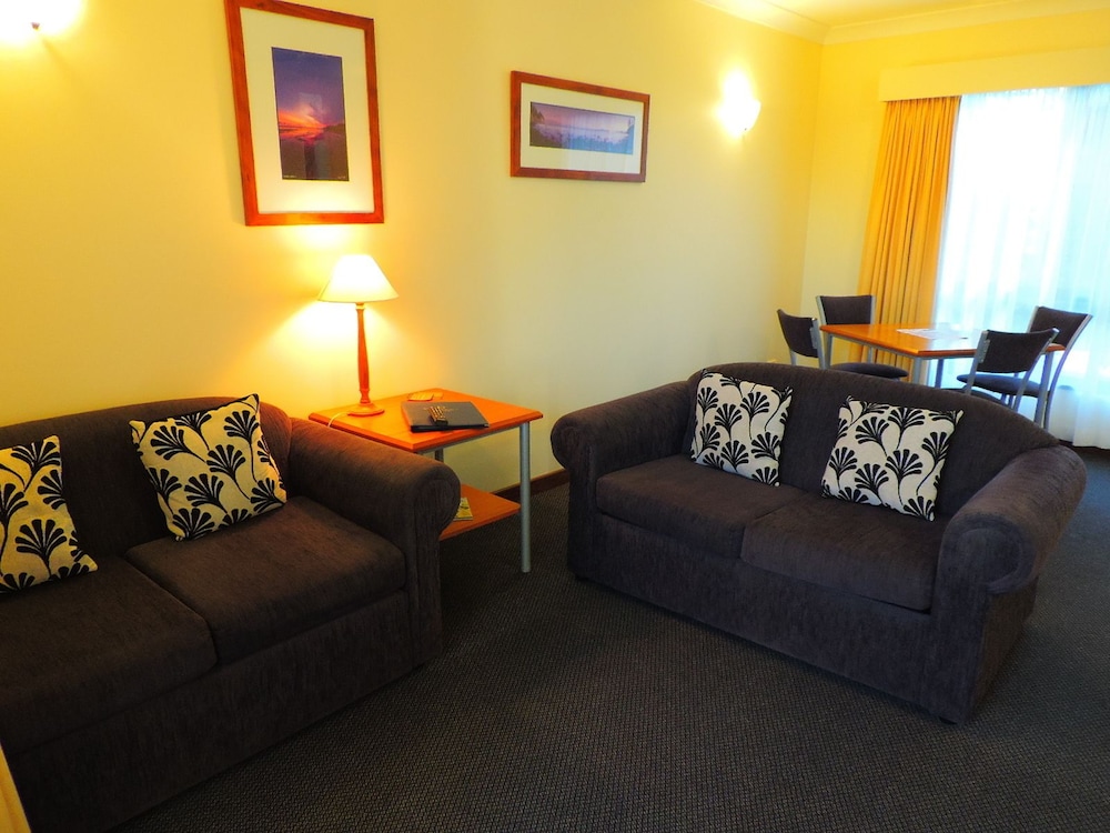 Governors Lodge Resort Hotel 36/69