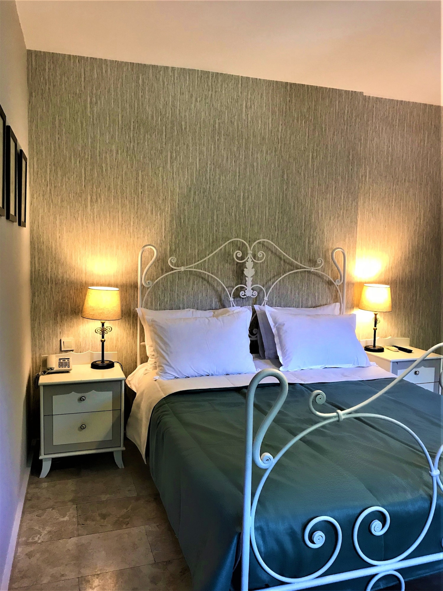 DELUXE, QUEEN BED, COURTYARD VIEW
