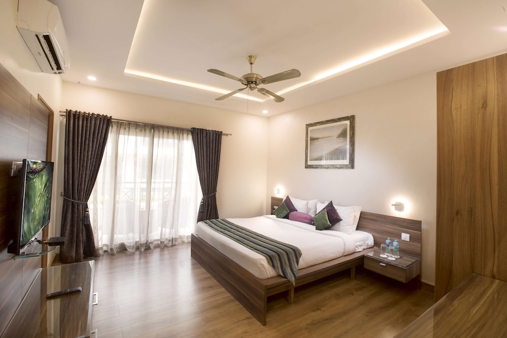 Clarks Exotica Convention Resort Spa 16/70