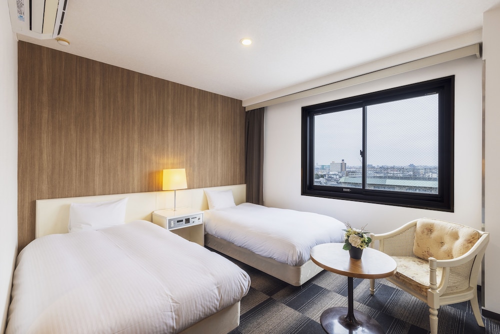 ROOM, TWIN BEDS, BATHTUB