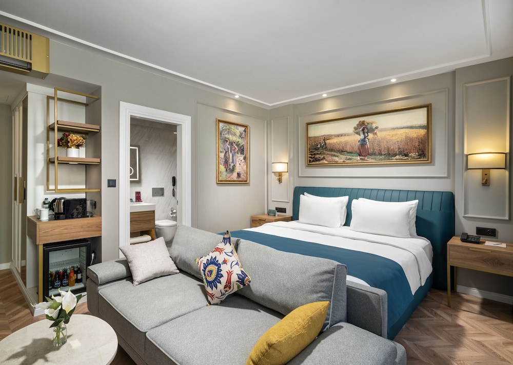Royan Suites 12/50