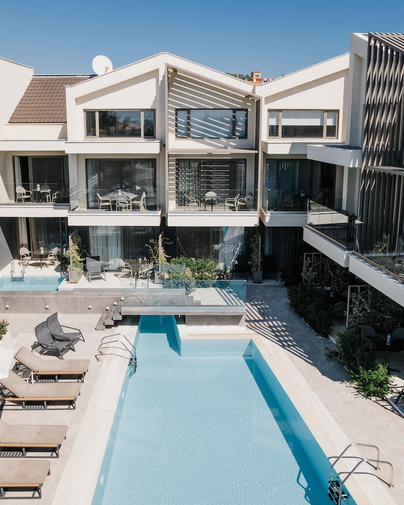 Serenity Suites 46/50
