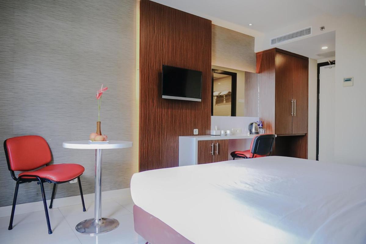 Deluxe, Double or Twin Bed, City View, Empress Hotel Makassar 3/4