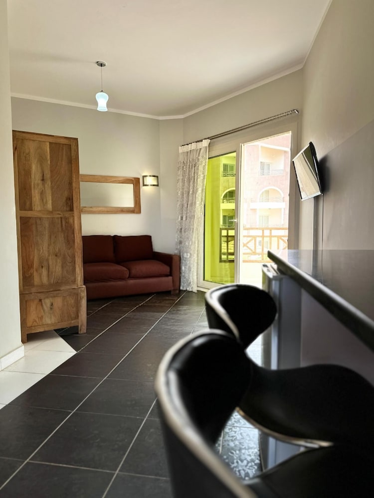 Royal Beach Serviced Apartments 66/75