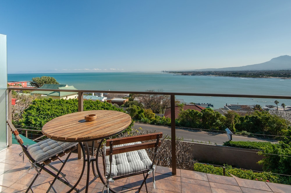 18 On Kloof Bed And Breakfast 14/20