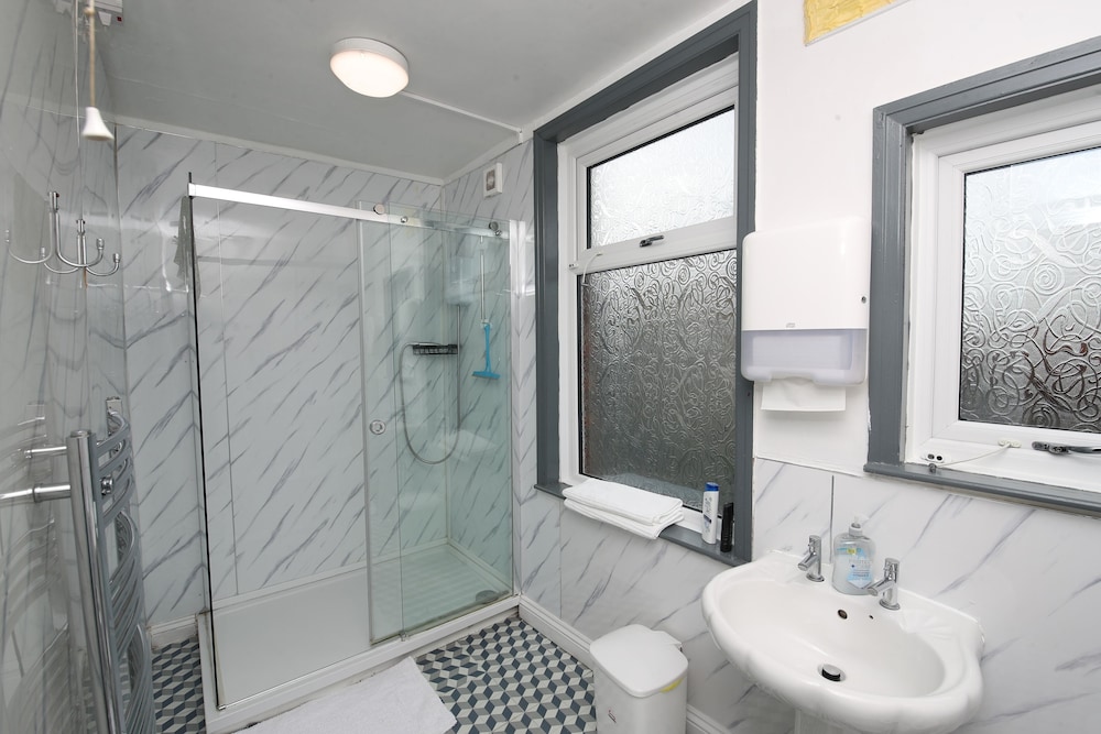 Woodville Lodge Leeds Free Parking Direct Bus to City Centre 39/45