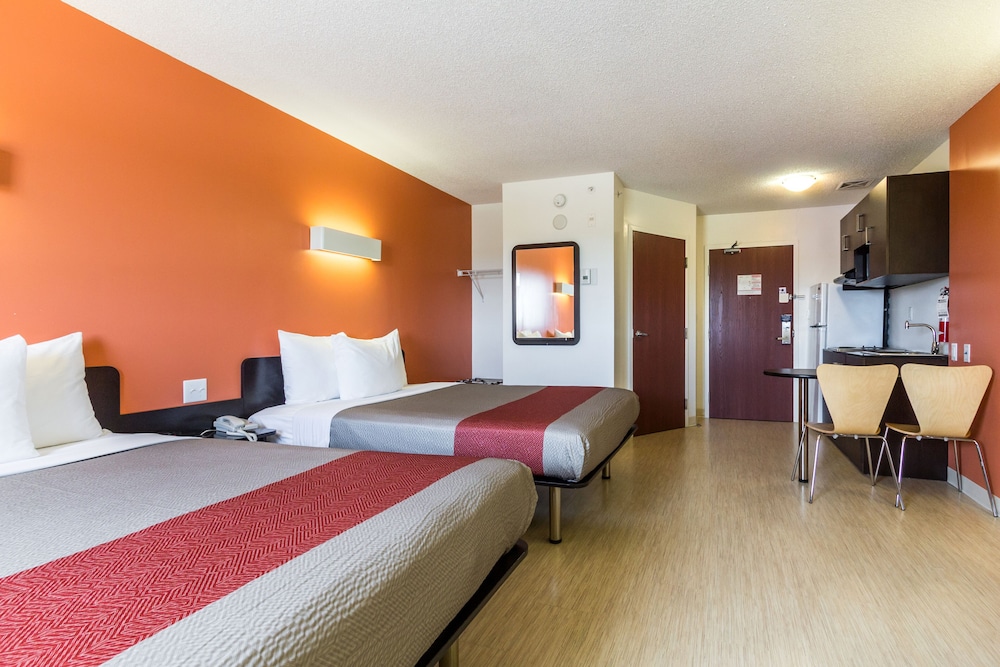 Deluxe, 2 Queen Beds, Kitchenette