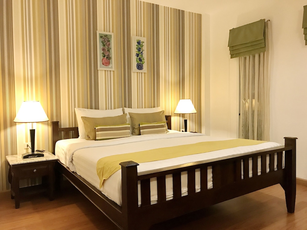 DELUXE, KING BED, POOL VIEW